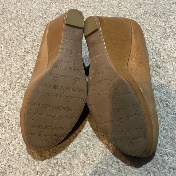 American Rag tan 3 inch wedge heels size 7 - Picture 3 of 3